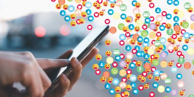 Yaşam tarzı alışverişte dijital pazarlama satış konsepti. Kadın sanal ekranda online alışveriş ve ikon sanal küre ağ bağlantısı için akıllı telefon kullanıyor