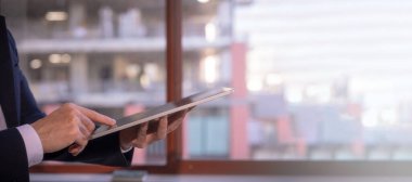 DevOps konsepti, yazılım geliştirme, bilişim işlemleri, çevik programlama, dijital online pazarlama satış konsepti. İş adamı sosyal medya dijital teknolojisi için tablet kullanıyor