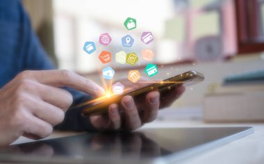 Yaşam tarzı alışverişte dijital pazarlama satış konsepti. İş adamı sanal ekranda online alışveriş ve ikon sanal küre ağ bağlantısı için akıllı telefon kullanıyor