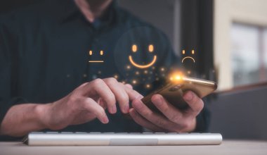 Müşteri memnuniyeti anketi. İş adamları ya da müşteriler, sanal dokunmatik ekranda yüz ifadelerine basarak tatmin oluyorlar. reyting çok etkileyici.