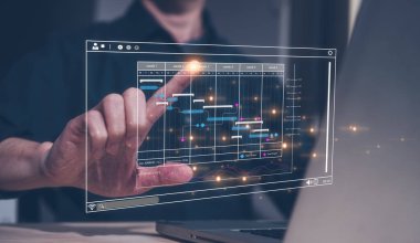 Bilgisayarda Business, Analytics ve Data Management System ile çalışan analist, KPI ve veritabanına bağlı metrik raporlar hazırlıyor. Şirket dijital dönüşüm teknolojisi stratejisi