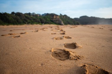 sunrise, kumlu plajda ayak izleri