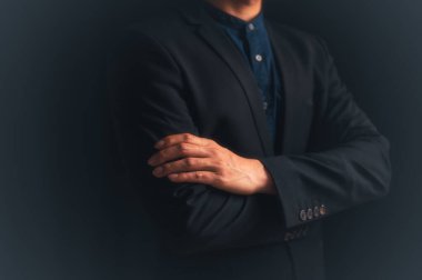 Kendine güvenen iş adamı, güven ve kararlılığı keşfedin çapraz silahlar, hırslı şirket yöneticisi, avukat bankacı, danışman temsilci, takım elbiseli işadamı