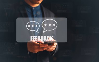 Müşteri hizmetleri ve memnuniyet kavramı, akıllı telefon kullanan işadamı memnun müşteri hizmetleri, Müşteri hizmetleri değerlendirme konsepti, geri bildirim ve ticari başarıyı gözden geçirme yorumları yaptı