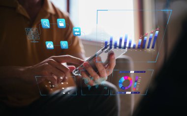Akıllı telefonda İş Analizi ve Veri Yönetim Sistemi ile çalışan analist, KPI ve veritabanına bağlı metrik raporlar hazırlıyor. Finans, işlemler, satış ve pazarlama için kurumsal strateji
