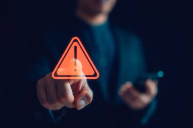Bakım hatası ve risk konsepti için kırmızı üçgen uyarı işareti gösteren el, sosyal ağdaki veri kişisel bilgilerinin korunması. mahremiyet veri güvenliği, risk yönetimi