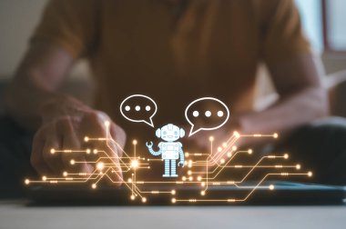 Dijital dönüşüm teknolojisi, Chatbot sohbet yapay zekası. Adam teknoloji ürünü akıllı robot yapay zeka kullanarak komut girerek bir şey üretiyor, gelecekteki teknolojik dönüşüm.