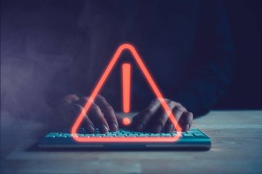 Risk yönetimi, internet ağ güvenliği kavramı, klavyede üçgen uyarı işareti ile yazan adam, geliştirici uyarı işareti, bildirim hatası ve bakım, e-belge veri koruması