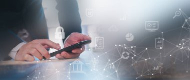 Dijital teknolojide siber güvenlik internet ağı işadamı, veri koruması konusunda internet kavramında asma kilit ve teknoloji simgelerine sahip akıllı telefon kullanıyor