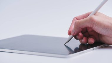 Bu şeyin dijital dönüşüm teknolojisi kavramında dijital tablet üzerine kalem yazısı kullanan işadamı eli.