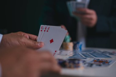 Kumar konseptinde el ele tutuşmalar, poker fişleri, kumarhane geçmişi.