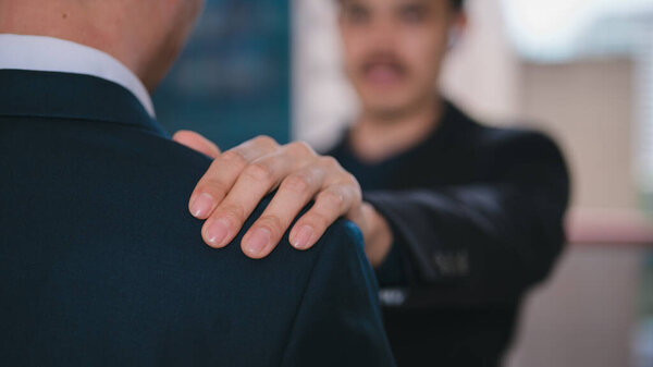 бизнесмен положил руку на плечо друга дает ободрение в концепции поддержки. День святого Валентина концепция, давая любовь ко всем. консультации о проблемах психического здоровья