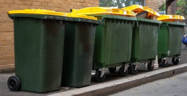 Sokak kenarındaki çöp bidonlarını ağır ticari geri dönüşümle geri dönüştürüyorlar. Tam bir çöp yığını. Atık yönetimi sektörü tasfiye sözleşmesi