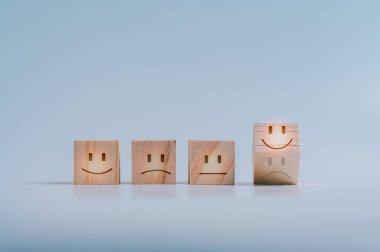 Geribildirim Müşteri Deneyimi. Negatiften Olumlu Değerlendirme İstemcisinin Memnuniyet Anketlerine Küp Bloğunda Geri besleme Sembolü