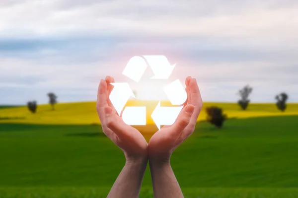 Руки Тримають Значок Переробки Розмиті Поля Концепції Довкілля Суспільства Управління — стокове фото