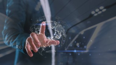 Dijital dönüşüm teknolojisi, IOT, internet gibi şeyler. İş adamı, teknolojinin benimsenmesinde sanal glob teknik simgelerine işaret ediyor