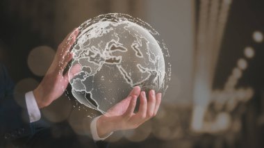 Küresel ağ bağlantısı Büyük veri analizleri ve iş zekası kavramı. Dijital bağlantı teknolojisi işadamı bulanık arka planı olan sanal küreyi tutuyor ve bokeh