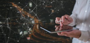 Dijital teknoloji internet ağı bağlantısı dijital pazarlama IoT internet. İş adamı dijital tablet sörfü internet fütüristik metaevren, yenilikçi teknoloji arka planı kullanıyor