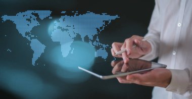 Dijital teknoloji internet ağı bağlantısı dijital pazarlama IoT internet. İş adamı dijital tablet sörfü internet fütüristik metaevren, yenilikçi teknoloji arka planı kullanıyor