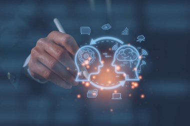 Ai Dijital Dönüşüm Teknolojisi Stratejisi, IOT, İnternet. Fikirlerin dönüşümü ve iş dünyasındaki teknolojinin benimsenmesi, iş adamı kalemini ai simgesiyle çalışıyor.