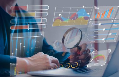 KPI ile veri analizi ve veritabanı yatırım finansmanı, işlemler, satışlar, pazarlama, iş adamı gösterge tablosu ile çalışan büyüteç kullanımı ile bağlantılı ölçümler