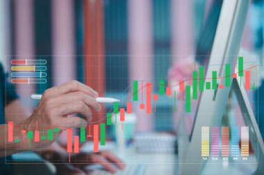 Ticaret borsası, yatırım konsepti, bilgisayar bilgisayarı üzerinde çalışan iş adamı ve ofisteki sanal ticaret grafiği bulanık arkaplan