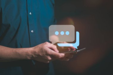 Sosyal konsept, akıllı telefon sohbeti kullanan adam internet ağı teknolojisi platformundan mesajlar gönderiyor ve okuyor, sosyal uzaklık, alışveriş, internet üzerinden iletişim
