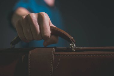 Deri evrak çantası taşıyan iş adamı, iş gezisi ve pazarlama ya da seyahat