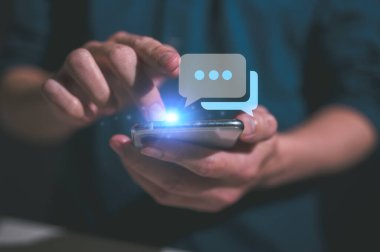 Sosyal medya ve dijital ortamda akıllı telefon kullanan bir adam. Tatilde yaşamak ve sosyal medya oynamak. Çevrimiçi pazarlama ve teknoloji ağı kavramı