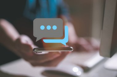 Sosyal medya ve dijital ortamda akıllı telefon kullanan bir adam. Tatilde yaşamak ve sosyal medya oynamak. Çevrimiçi pazarlama ve teknoloji ağı kavramı