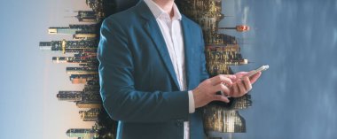 Dijital teknoloji, internet ağı bağlantısı dijital pazarlama IoT internet. İş adamı şehir geçmişi olan akıllı telefon sörfü interneti kullanıyor