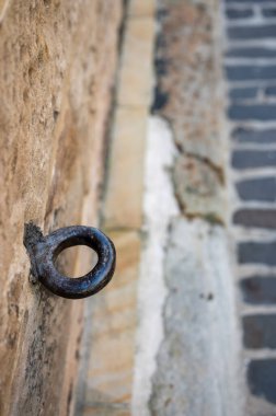 Tuğla duvarda eski metal bir halka