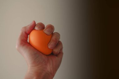 El sıkışması turuncu stres topu, stres yönetimi konsepti