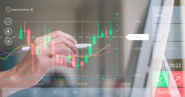 Planlama ve strateji, borsa, iş büyümesi, ilerleme veya başarı kavramı. İşadamı veya tüccar artan bir sanal hologram stoku gösteriyor, ticarete yatırım yap