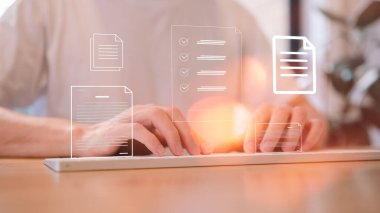 Belge veri sistemi Raporu HR teknolojisi İş Adamı Yöneticisi kavramı bilgisayar klavyesi kullanarak beyaz belge raporları modern ofis simgesi