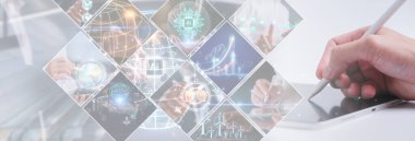 Fikirlerin gelecekteki teknolojik dönüşümünün yapay zekası ve iş dünyasındaki teknolojinin dijital olarak geliştirilen küresel alanda benimsenmesi. Çok maruz kalan adam, ai teknolojisiyle dijital tablet kullanır.