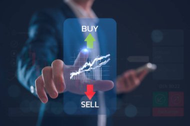 Borsa veya önx ticaret grafiği ve finans yatırım konsepti için uygun şamdan grafiği, borsa veri tablosuyla çalışan işadamı, hisse senedi alıp satışı