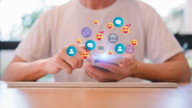 Sosyal medya pazarlama kavramı. Akıllı telefon daktilo kullanan, sohbet eden adam sohbet kutusu simgelerinde ortaya çıkar