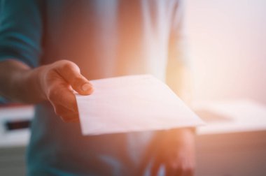 adam el ele tutuşuyor ya da zarf belgesi, belge, belge yönetim sistemi