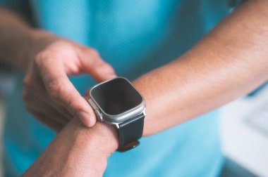 Konuşan e-postaları aramak ya da veri analizi yapmak için genel bir ukalalık kullanan adam stresi azaltır kasları gevşetir nefes alma egzersizi egzersiz kayıtları verilerini meditasyon yapar.