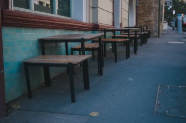 Masa ve koltuklar sokak kenarındaki restoran ya da kafe dışında.