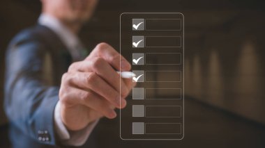 DevOps kavramı, yazılım geliştirme, bilişim işlemleri, çevik programlama, İşadamı el işaretleri kontrol kutusu kalite kontrol listesindeki doğru işaret işareti ve iş onayı proje kavramı