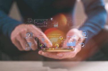 Yatırım ve finansal konsept planlama ve strateji borsa iş büyümesi. Akıllı telefon kullanan işadamı veri tabloları üzerinde çalışıyor ve analiz ediyor