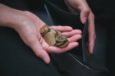 Elleri boş cüzdan, cüzdanı kırılmış, cüzdanı boş para, konsept para açığı, para yeterli değil, işsizlik, yoksulluk