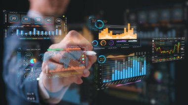 İş süreçleri ve verilerin dijital dönüşüm teknolojisi stratejisinde DevOps mühendisi, işlemleri optimize et ve otomatik hale getir, müşteri hizmetleri yönetimi, veri tablosu ile kalem çalışması kullanan İşadamı