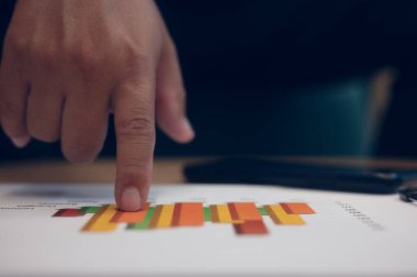 Bir analist veri iş analizi ve veri yönetim sistemi, müşteri veri tabanı ve bilgi toplamak için bir panel kullanır.