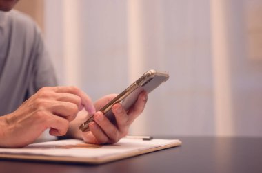 Sosyal medya pazarlama kavramı. akıllı telefon yazma, sohbet kutusu simgelerindeki sohbet konuşmalarını kullanarak iletişim ağı kurmak ve mobil bir uygulama üzerinden mesajlaşmak için bir telefonda yazı yazabilirsiniz.