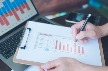 Pano üzerindeki işadamı analizci verileri veri analizi için KPI ve teknoloji finans satışları ve pazarlama için veritabanına bağlı metrik veri tabanı ve veri analizi için bilgisayar ve panel kullan