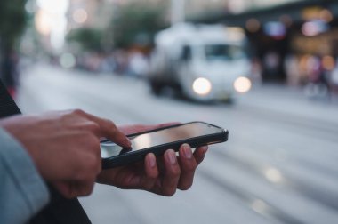 Sosyal medya pazarlama kavramı. Akıllı telefon yazma, sohbet kutusu simgelerindeki sohbet konuşmalarını kullanarak eller iletişim kurmak ve mobil bir uygulama üzerinden mesajlaşmak için bir telefon üzerinden yazarlar.