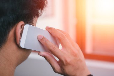 Arkaya bak erkek elleri cep telefonu kullanıyor genç adam akıllı cep telefonu kullanıyor ya da telefona cevap veriyor.